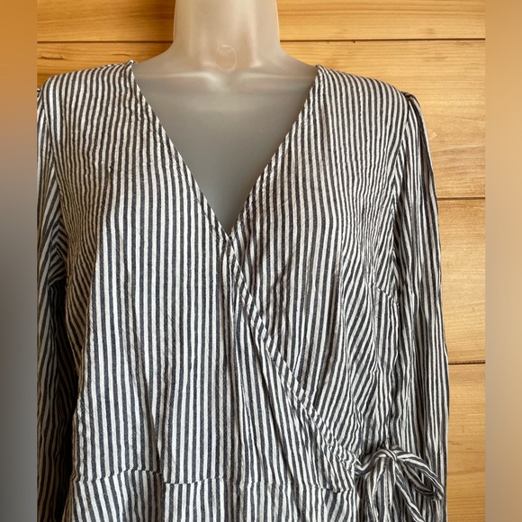 Old Navy striped peplum wrap top - Picture 3 of 6